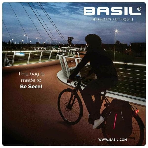 Basil B-Safe Nordlicht – fietsrugzak met LED-strip – 18 liter – zwart Fietszakken en Manden